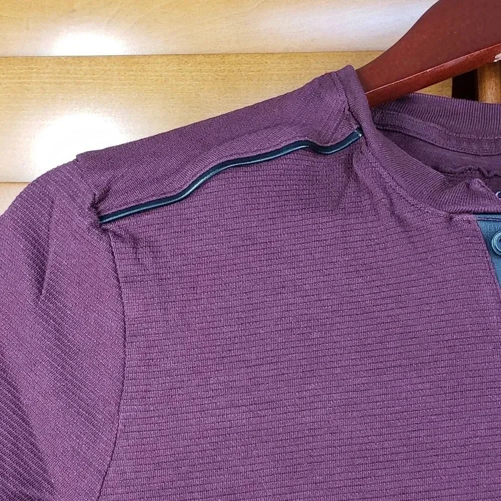 Guess Men's Tshirt In Burgundy - Picture 5 of 5